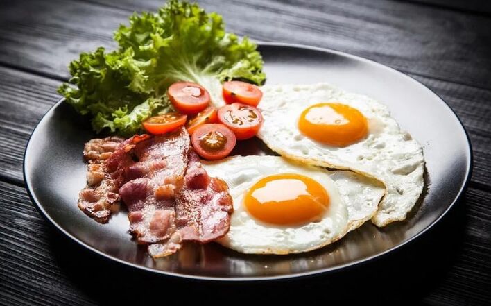 Dua telur dua telur dengan bacon
