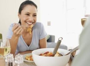 Gadis itu makan