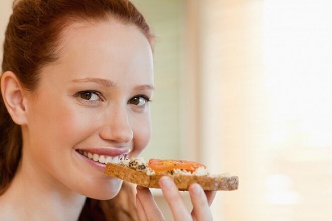 Gadis dengan sandwich